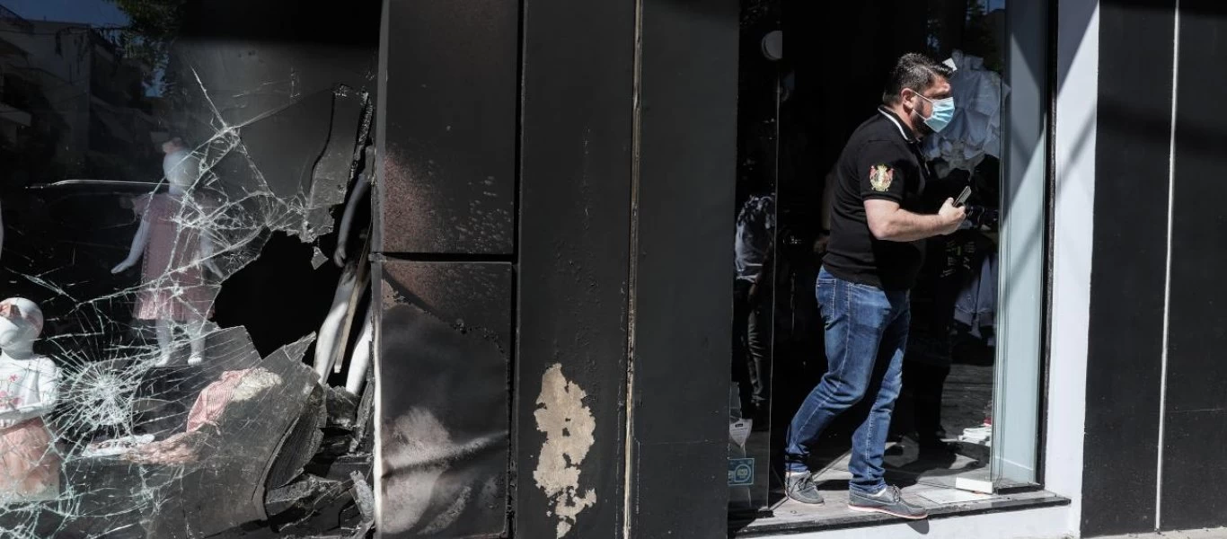 Τι κατέγραψαν οι κάμερες για την επίθεση σε βάρος καταστημάτων της συζύγου του Νίκου Χαρδαλιά